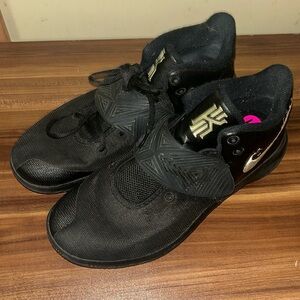 EUC Nike Kyrie Flytrap 3 Black Metallic Gold Mens Tennis Shoes 11 BQ3060-008